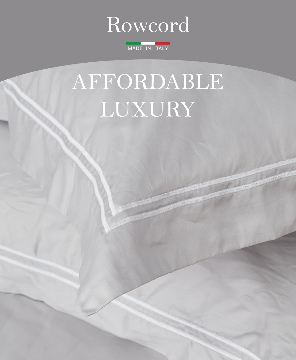 RowcordMade of 100% long-staple cottonOEKO-TEX® STANDARD 100Has continuous elastic hem and fits mattresses up to 16 inches deepMade in ItalyRowcord床組是Pillove義大利原創設計靈感源於柔和晨曦並選用典雅的朝霧粉、素雅灰、雪瑩白三色朝霧粉如黎明的晨光,散發溫暖與舒適;素雅灰象徵大地的穩重與平靜;雪瑩白則如清晨的微光,純淨而美好營造出清新柔和的氛圍質地輕柔猶如觸摸一床柔絲遊走在夢與現實的邊界讓您感知自然素材與肌膚交互的浪漫體驗高質感雙線刺繡經典工藝設計刺繡歷史源自於17世紀的歐洲,流行應用於高級服飾奢華成衣與貴族家居裝飾,讓成品更加有立體感。