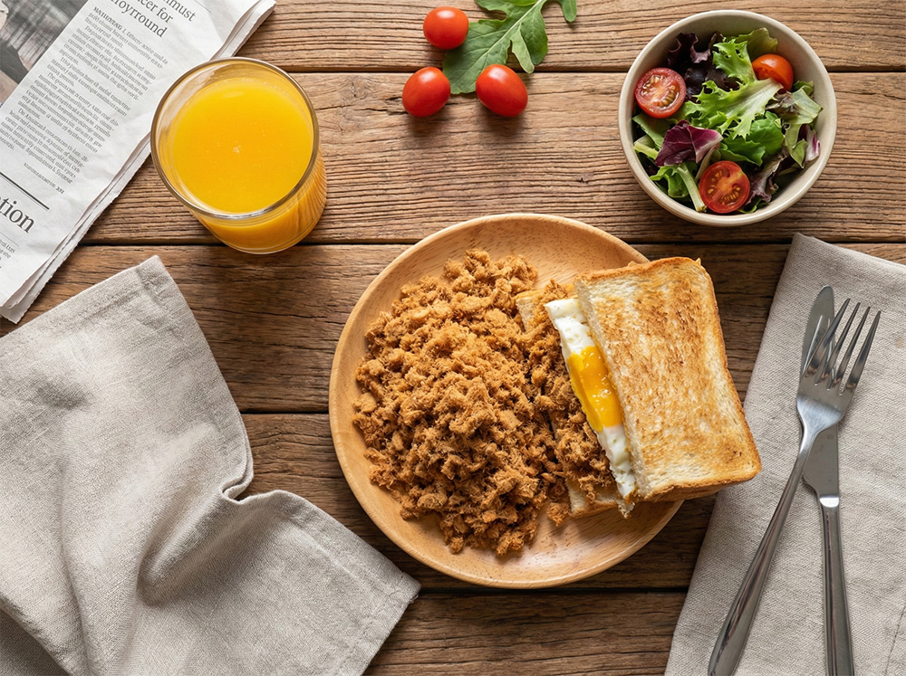 原味肉鬆蛋吐司早午餐拼盤俯視圖-氣炸人生健康居家料理提案