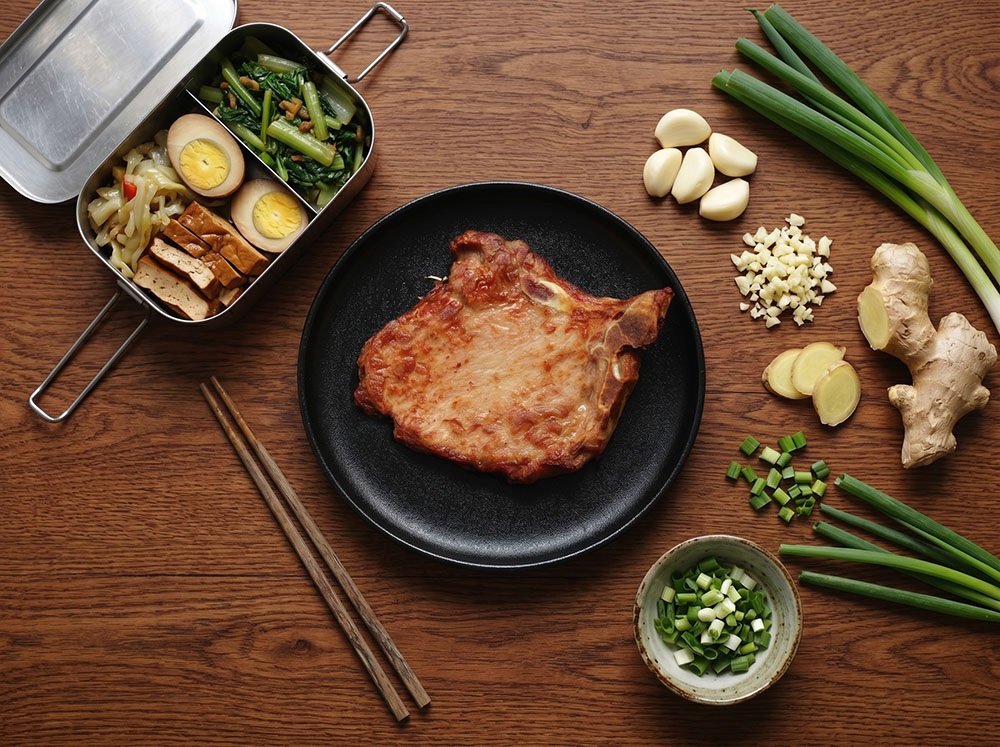 居家廚房木質切菜板切開排骨擺入木盒便當落地窗餐桌陽光灑落生活感特寫