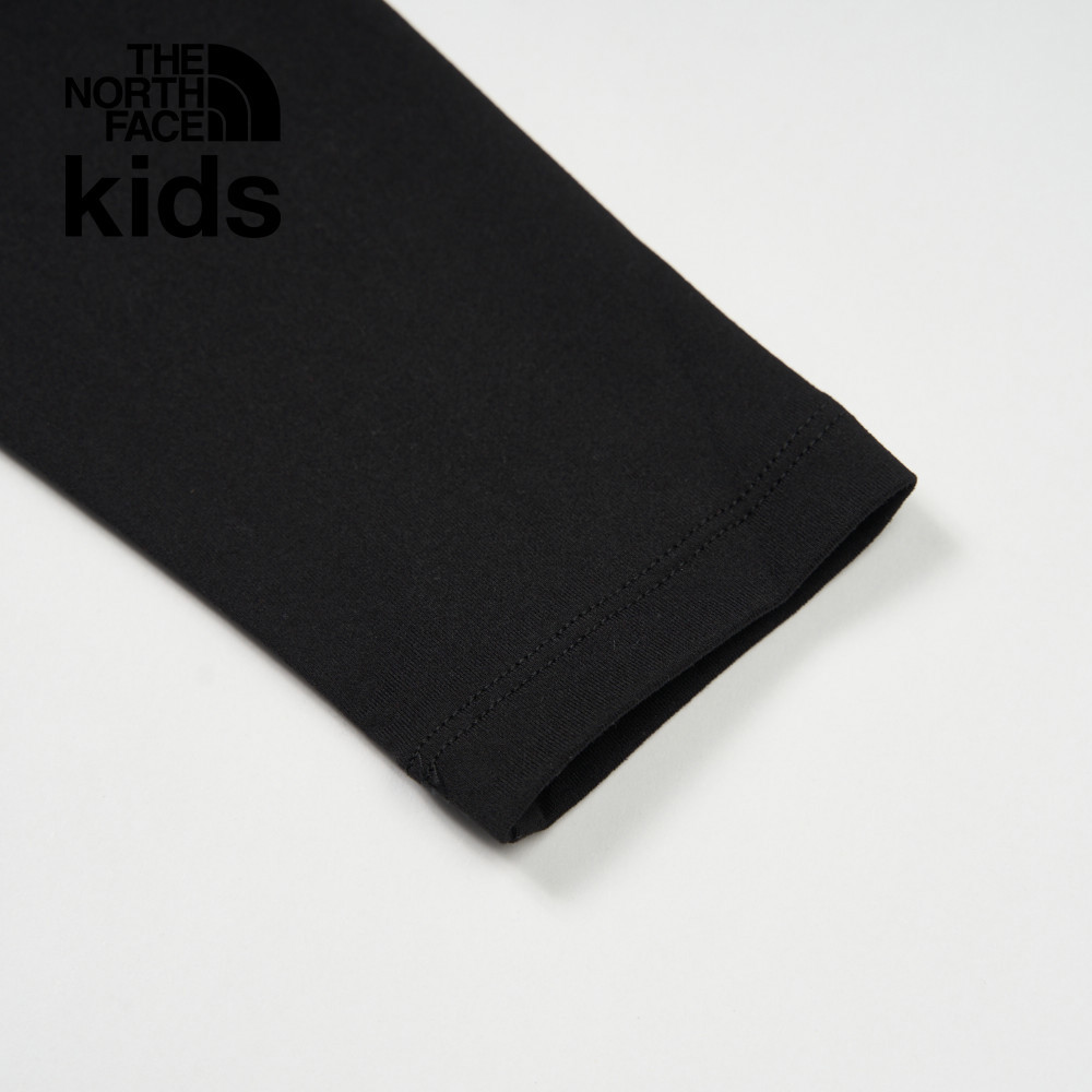 The North Face北面兒童黑色吸濕排汗防曬品牌字樣印花長袖上衣｜8ATYJK3