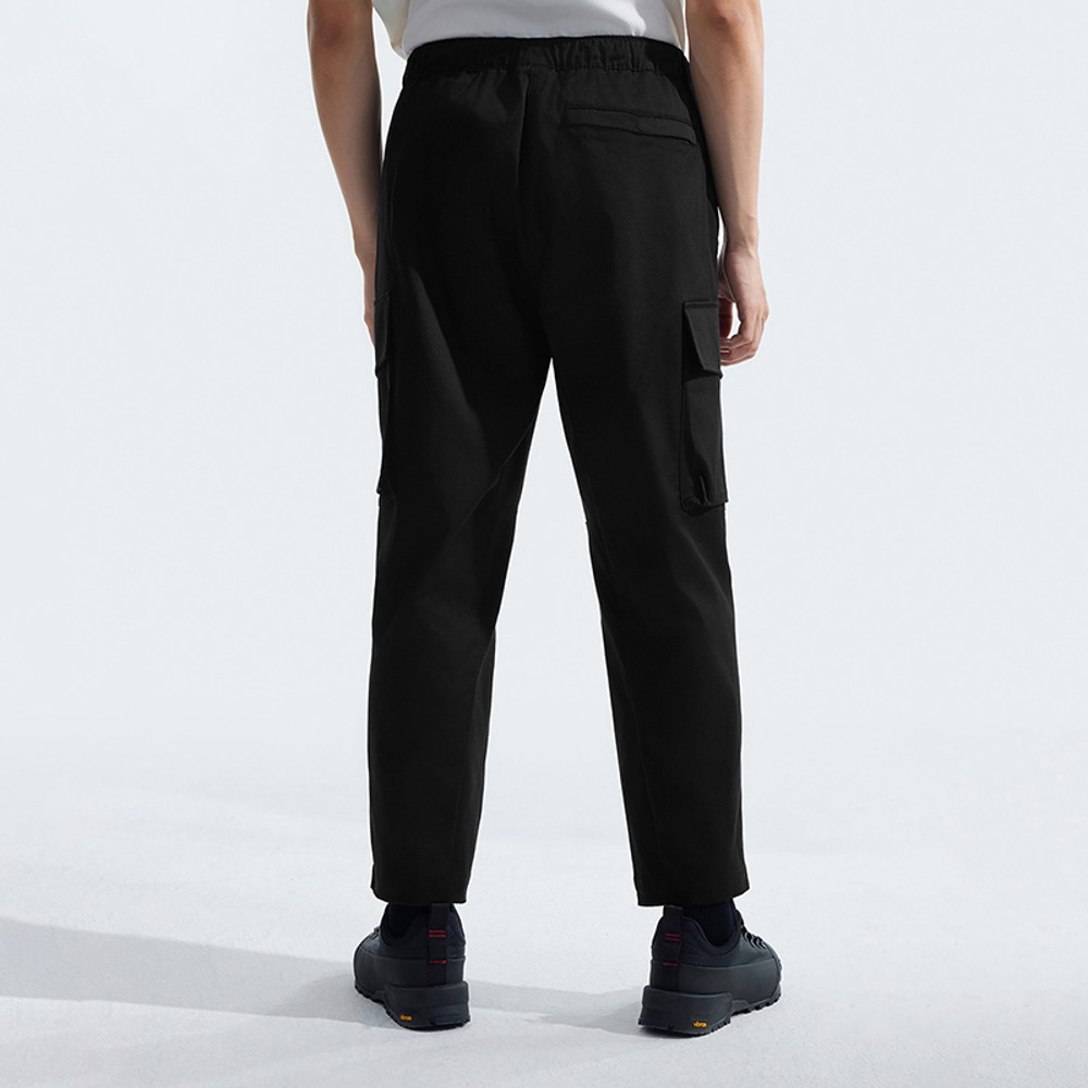 The North Face北面男款黑色UPF防曬多口袋休閒長褲｜8AHDJK3