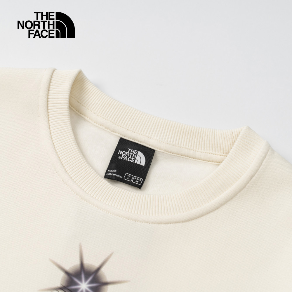 【10/27 00點限時搶購】The North Face北面男款米白色舒適保暖胸前趣味品牌印花長袖大學T｜8ATEQLI
