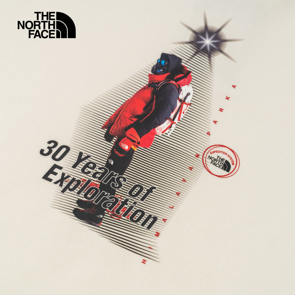 【10/27 00點限時搶購】The North Face北面男款米白色舒適保暖胸前趣味品牌印花長袖大學T｜8ATEQLI