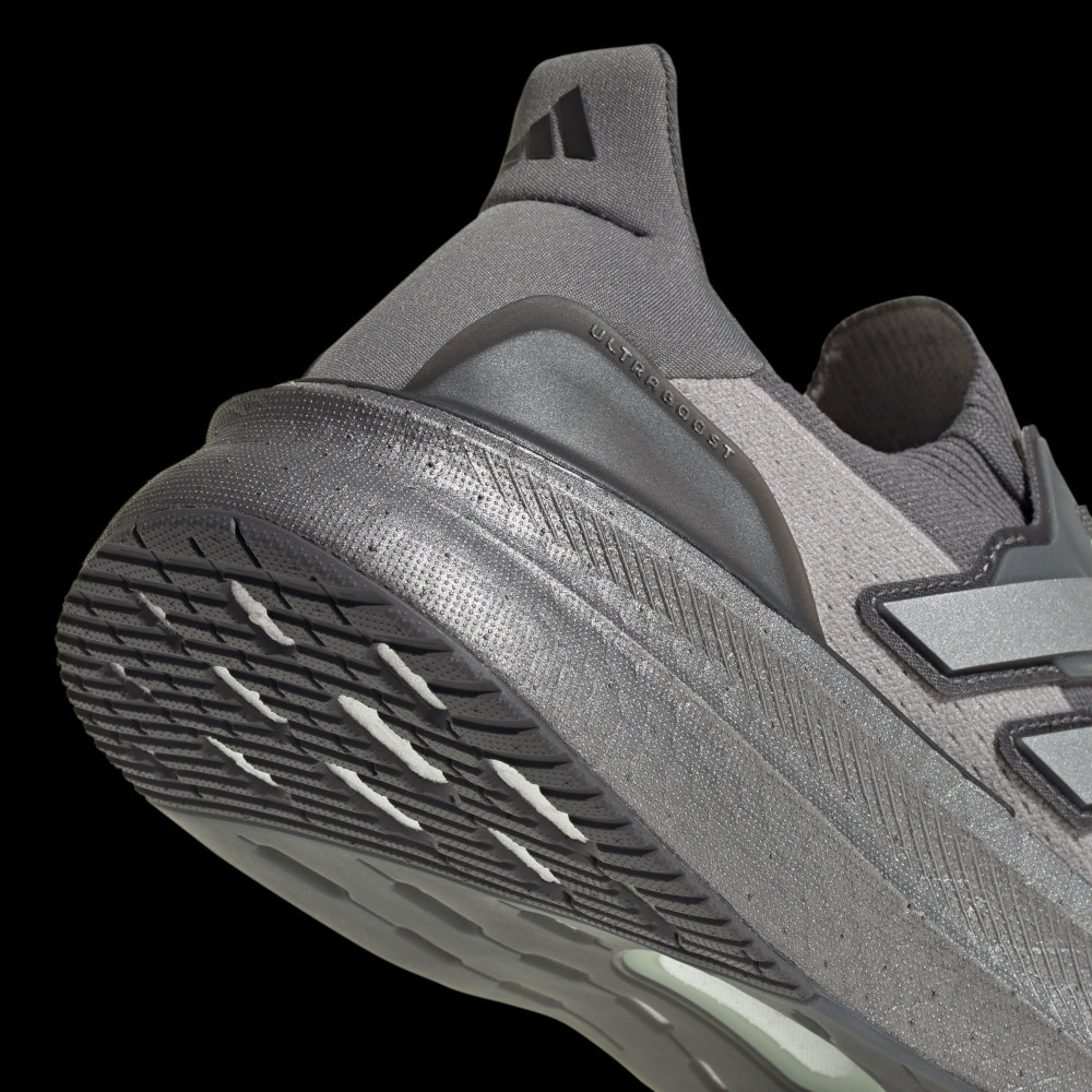 ULTRABOOST 5 跑鞋
