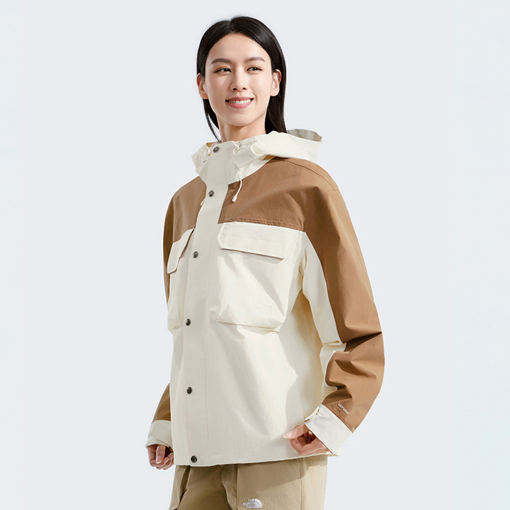 【10/26 12點限時搶購】The North Face北面男款米棕拼接DryVent防水透氣衝鋒衣｜8CAW95R