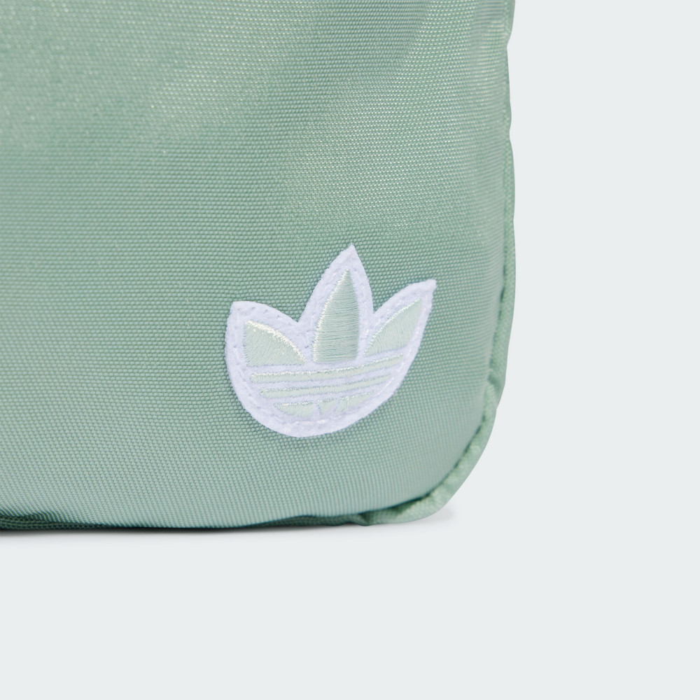 ESSENTIALS 後背包