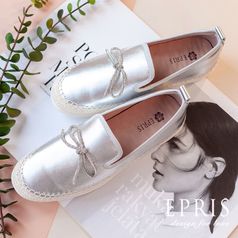 現貨 舒適首選 日常穿搭 慵懶女孩-P485 蝴蝶結懶人鞋 好走不磨腳百搭懶人鞋 金屬感女鞋 銀灰懶人鞋 34-41 EPRIS艾佩絲-時尚銀