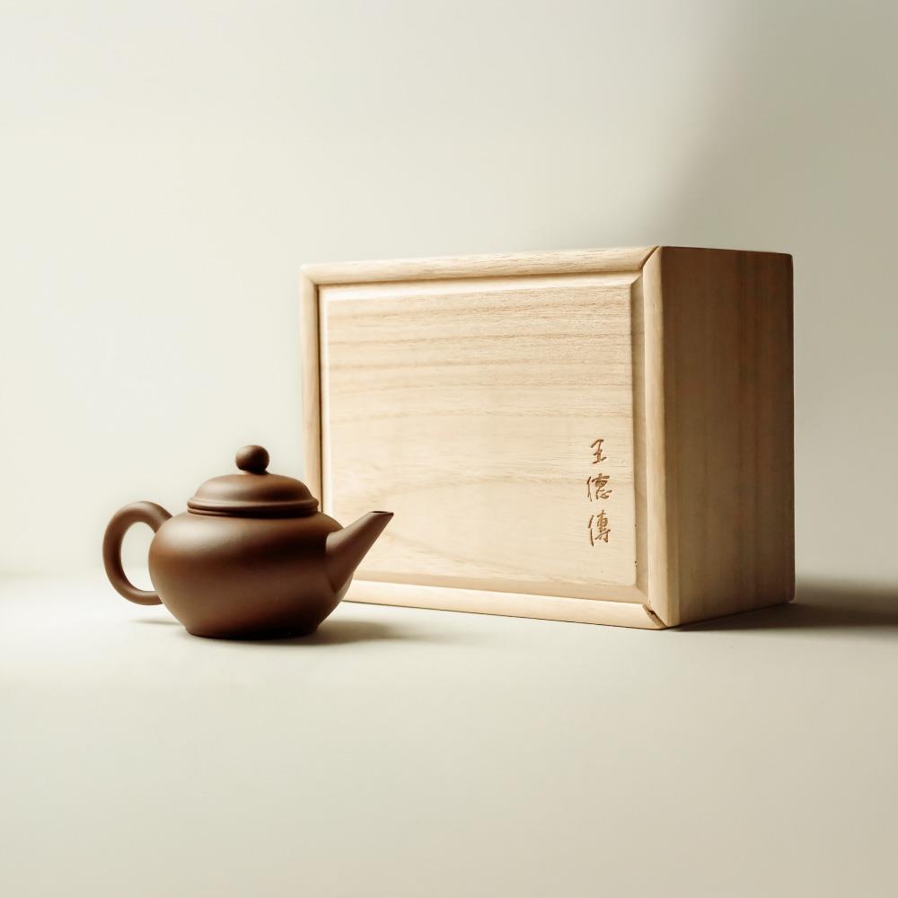 80年代宜興老紫砂壺(附梧桐木盒)-王德傳