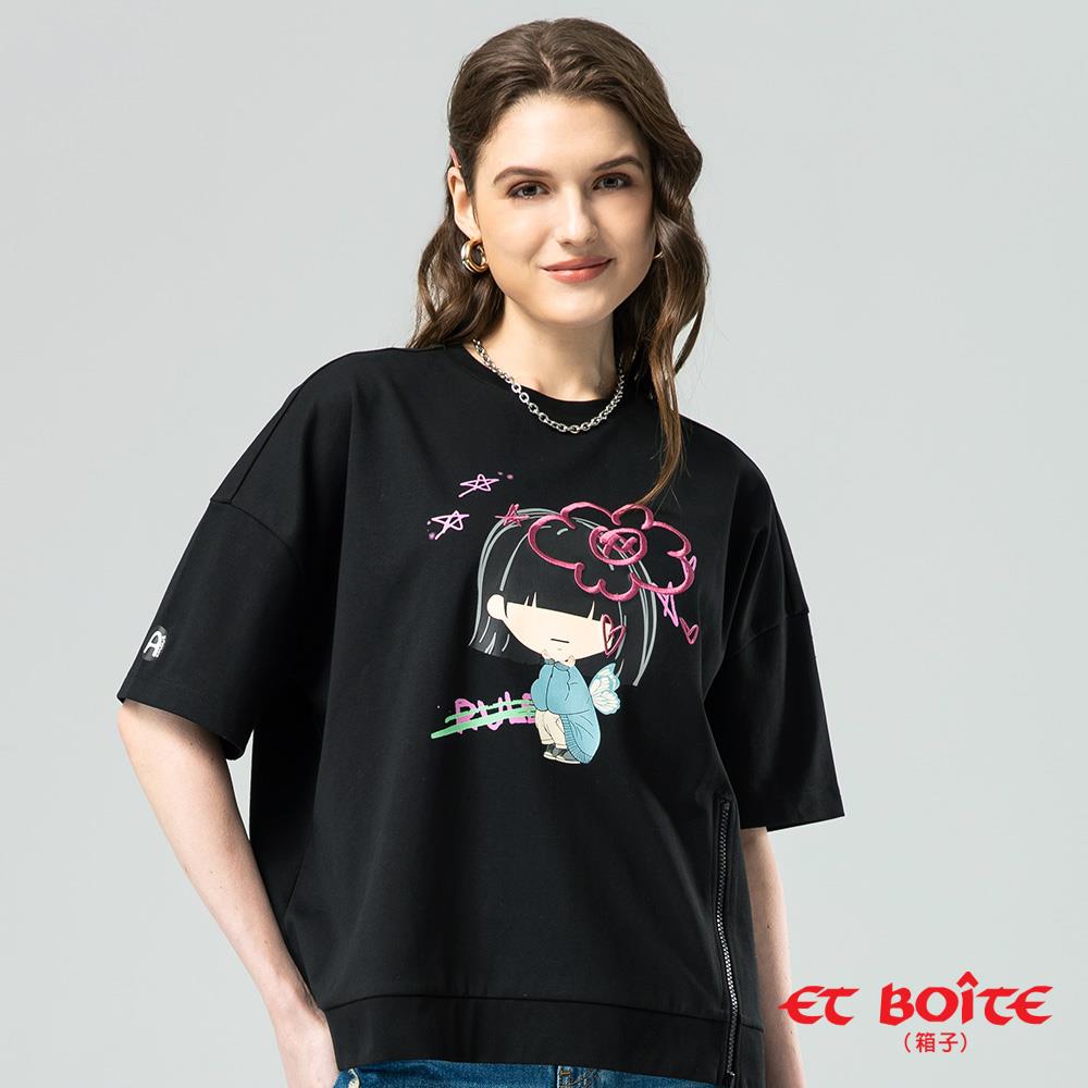 【新品↘結帳再88折㊣】LIZ下襬拉鍊七分袖印花TEE(黑) - BLUE WAY ET BOîTE 箱子