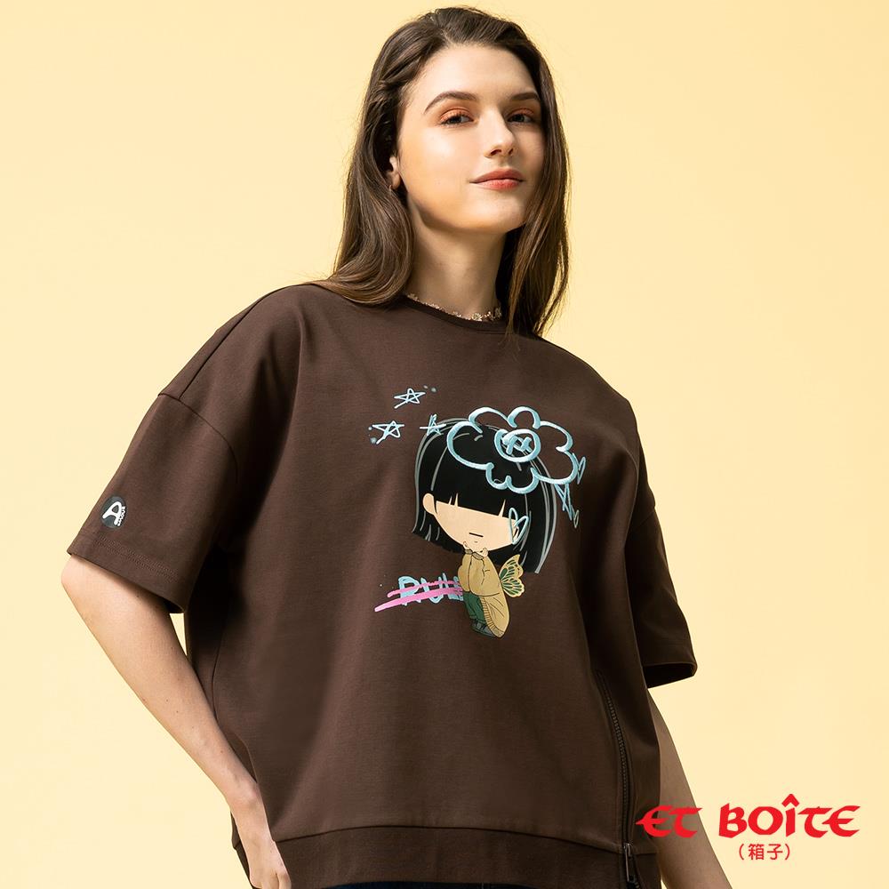 【新品↘結帳再88折㊣】LIZ下襬拉鍊七分袖印花TEE(咖啡) - BLUE WAY ET BOîTE 箱子