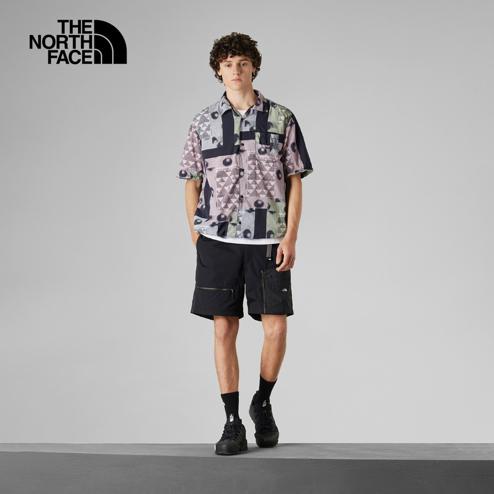 The North Face UE男款宇宙黑印花短袖襯衫｜8CKQJK3－瑞邦運動商城