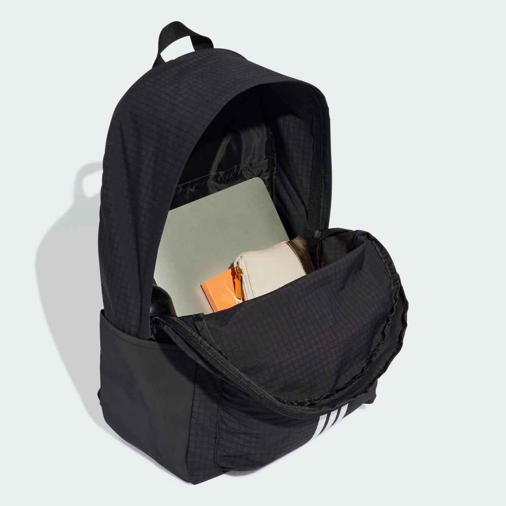 ESSENTIALS 後背包