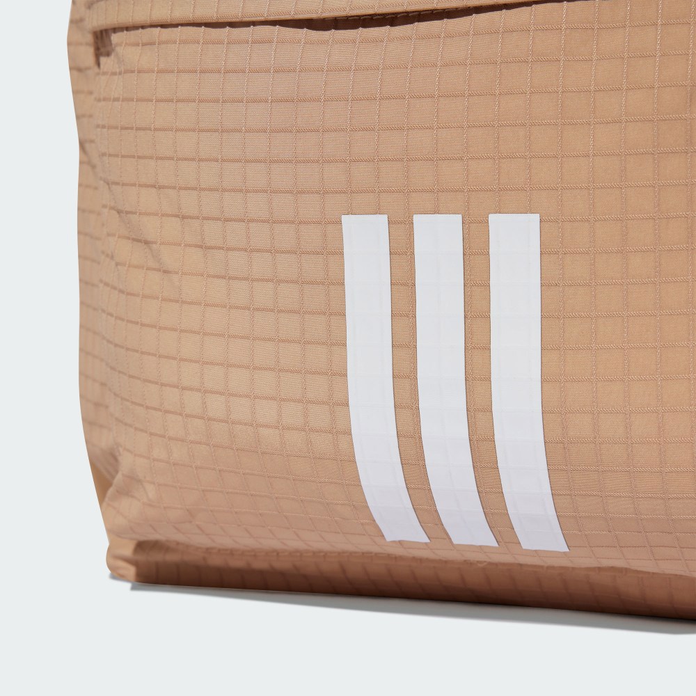 ESSENTIALS 後背包