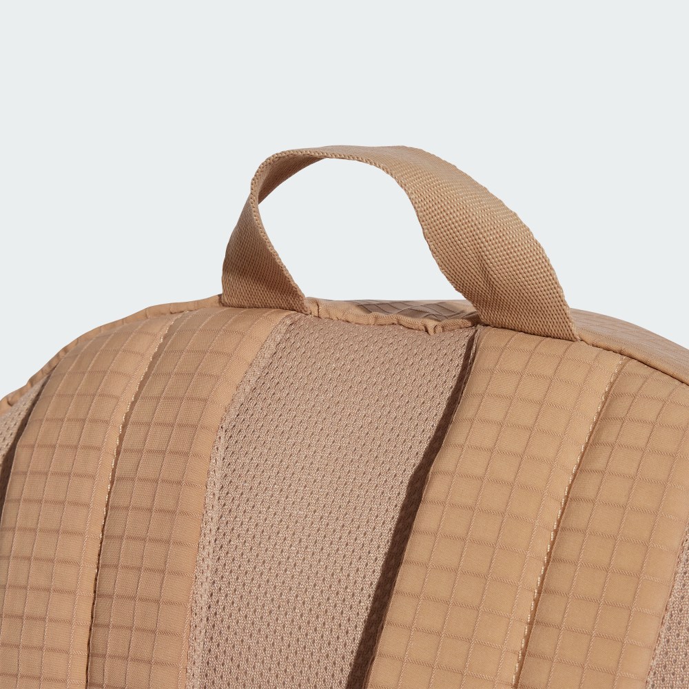 ESSENTIALS 後背包