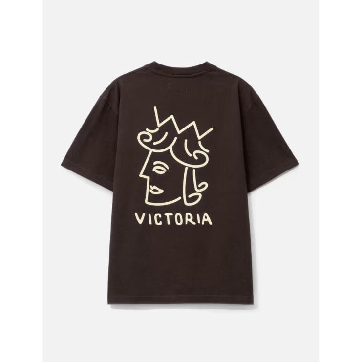 【VICTORIA】短T 咖啡 - QUEENHEAD LOGO S/S TEE