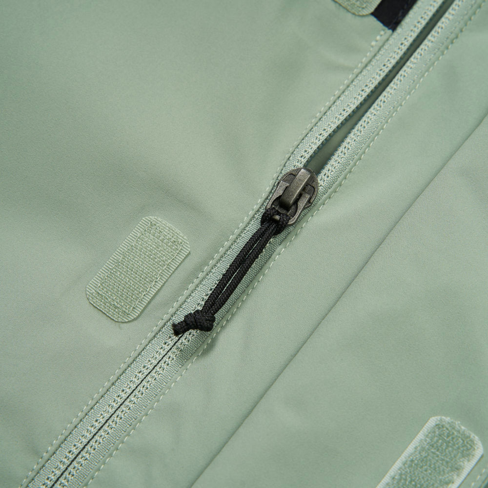 The North Face北面男款綠色DryVent防水透氣衝鋒衣｜8DX1D5N