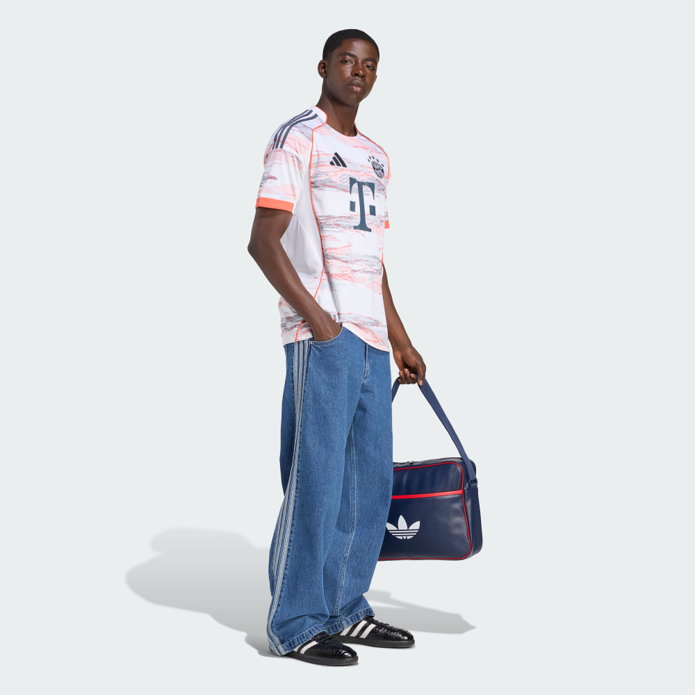 拜仁慕尼黑 25/26 賽季客場球衣