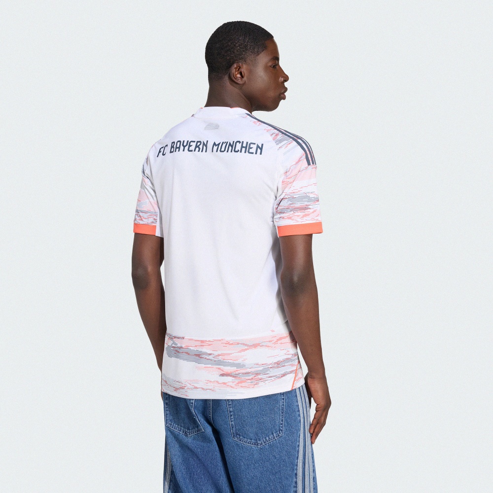 拜仁慕尼黑 25/26 賽季客場球衣