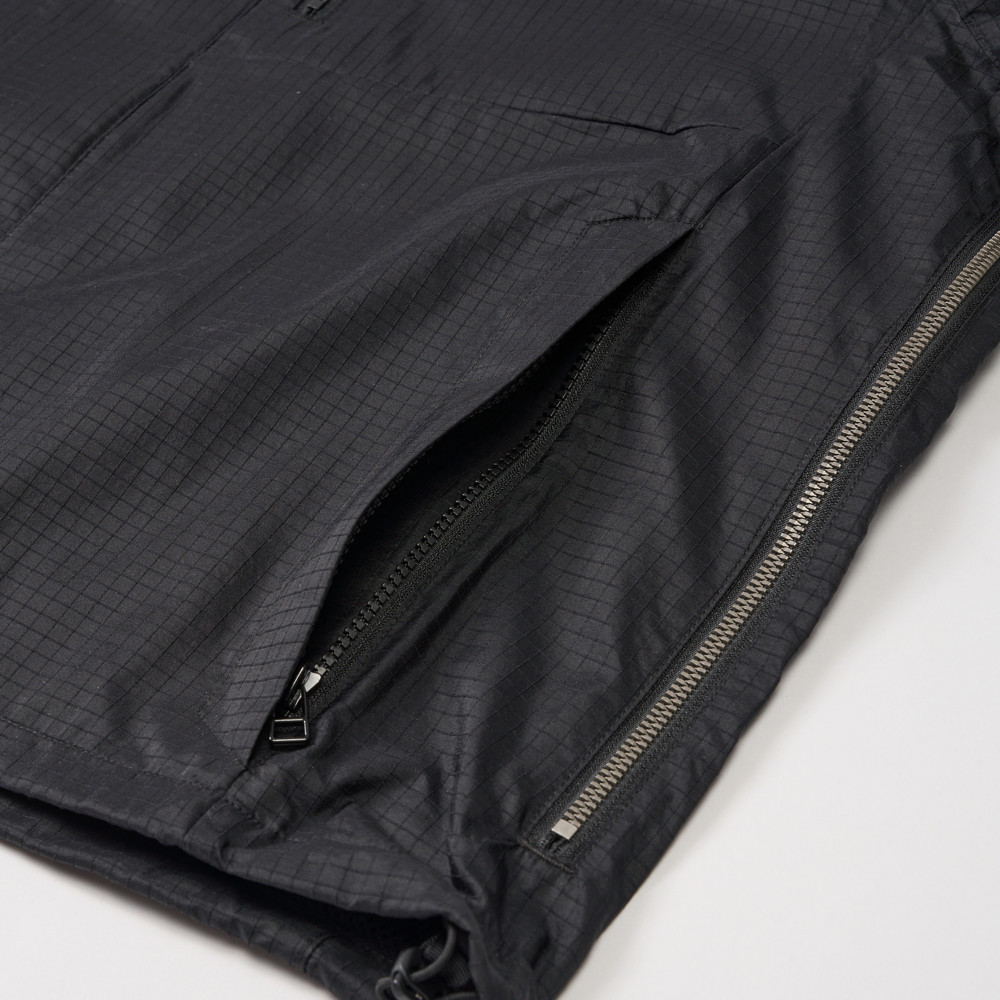 UE男款黑色DWR防潑水防風外套｜8E5HJK3