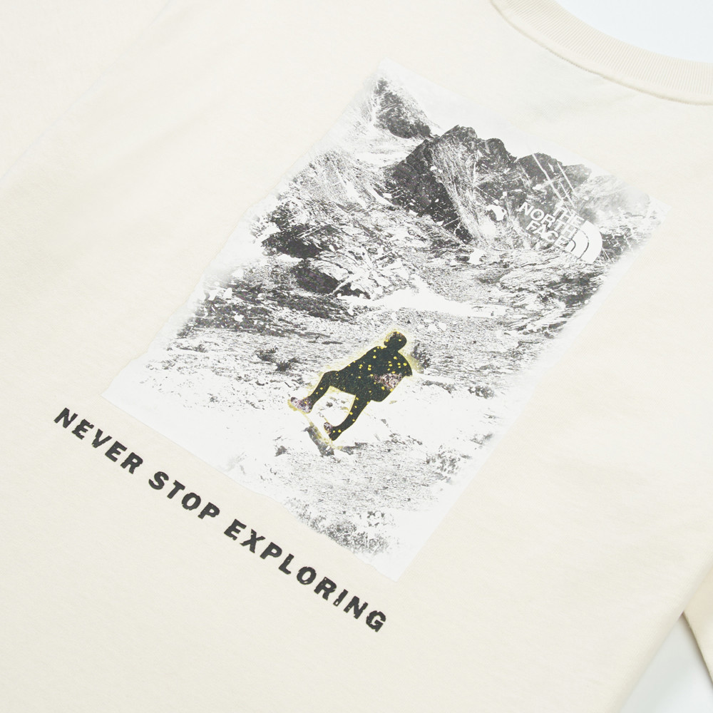 UE男款米白色純棉大尺寸山脈印花短袖T恤｜8GUBQLI