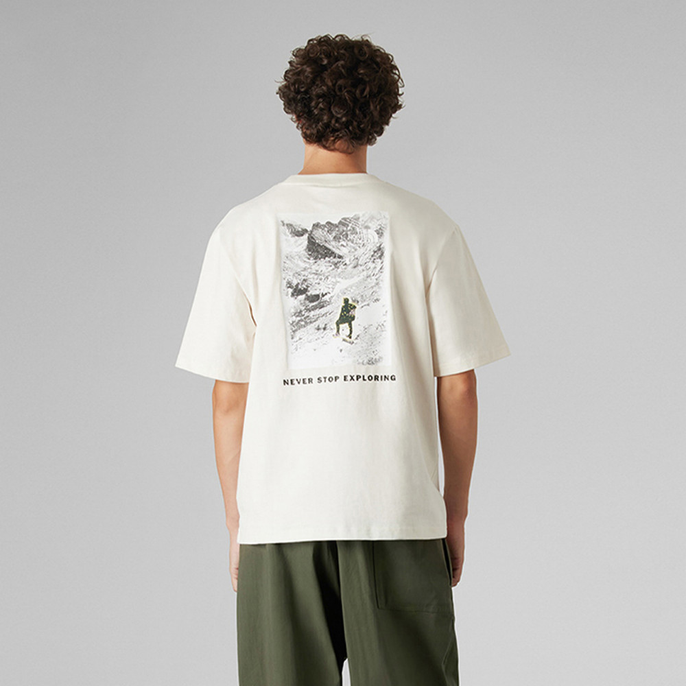 UE男款米白色純棉大尺寸山脈印花短袖T恤｜8GUBQLI