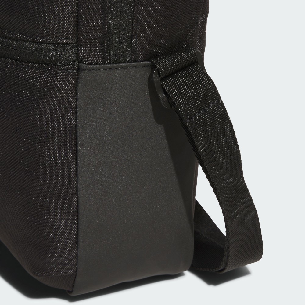 ESSENTIALS 斜背包