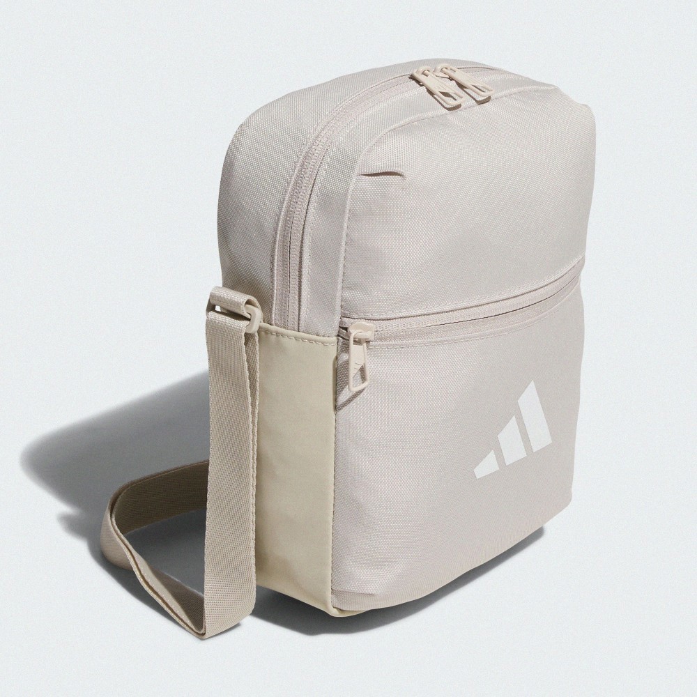 ESSENTIALS 斜背包