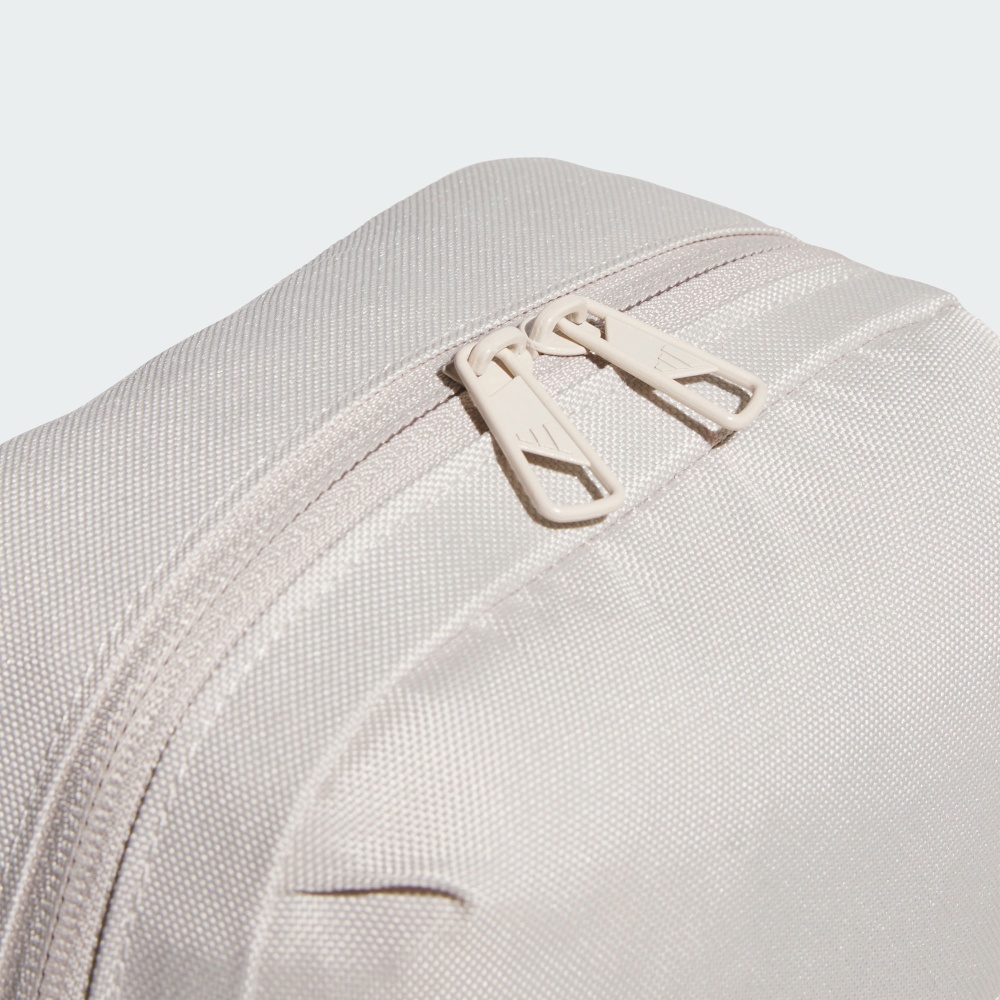 ESSENTIALS 斜背包