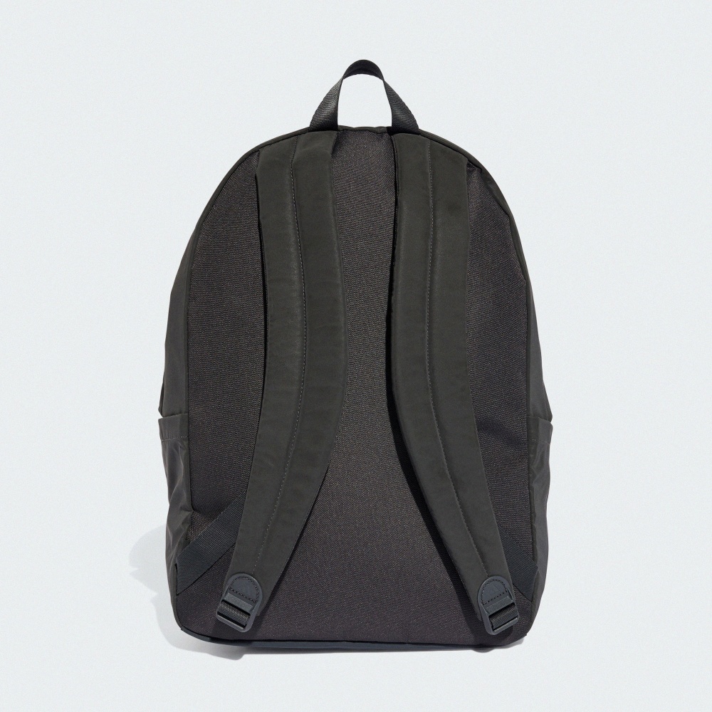 ESSENTIALS 後背包