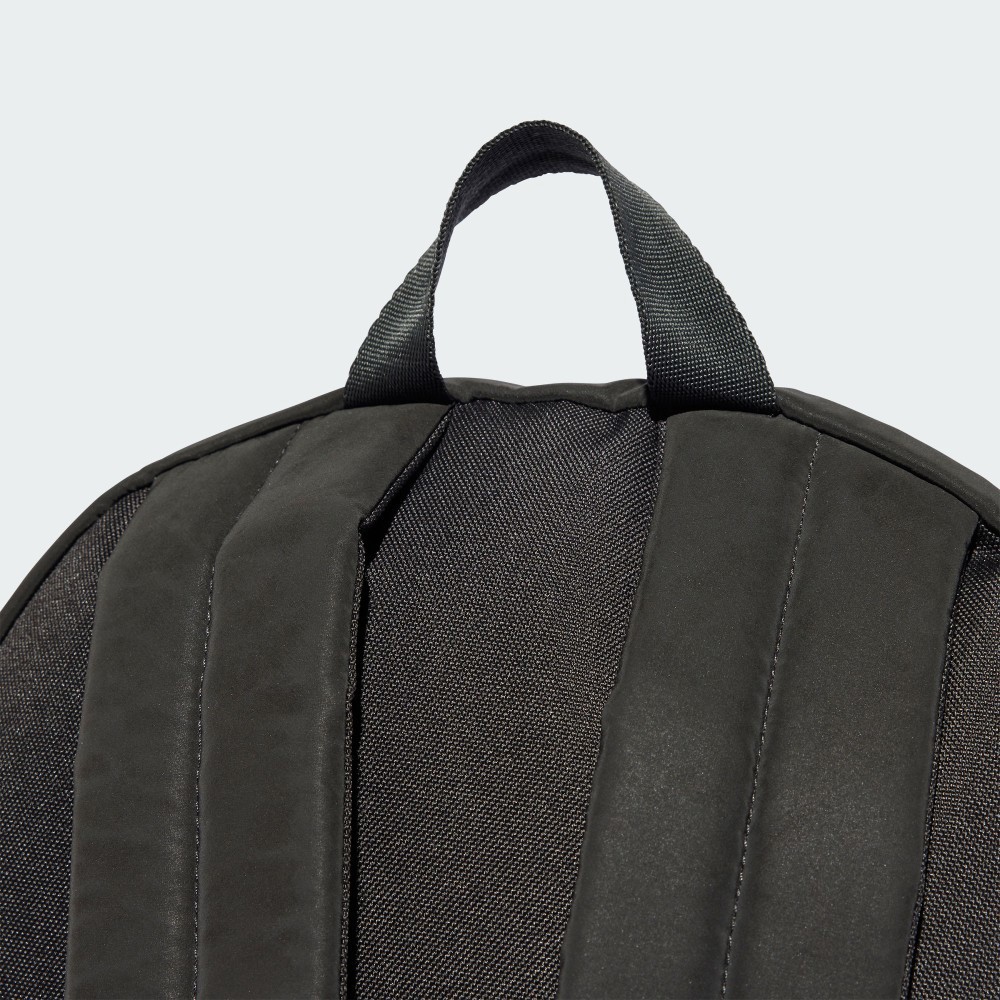 ESSENTIALS 後背包