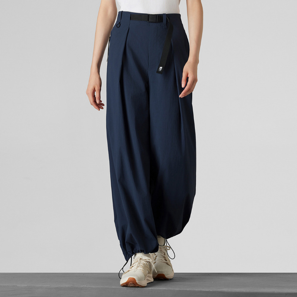 UE女款藍色DWR防潑水休閒長褲｜8E6U8K2