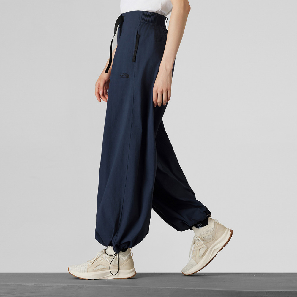 UE女款藍色DWR防潑水休閒長褲｜8E6U8K2