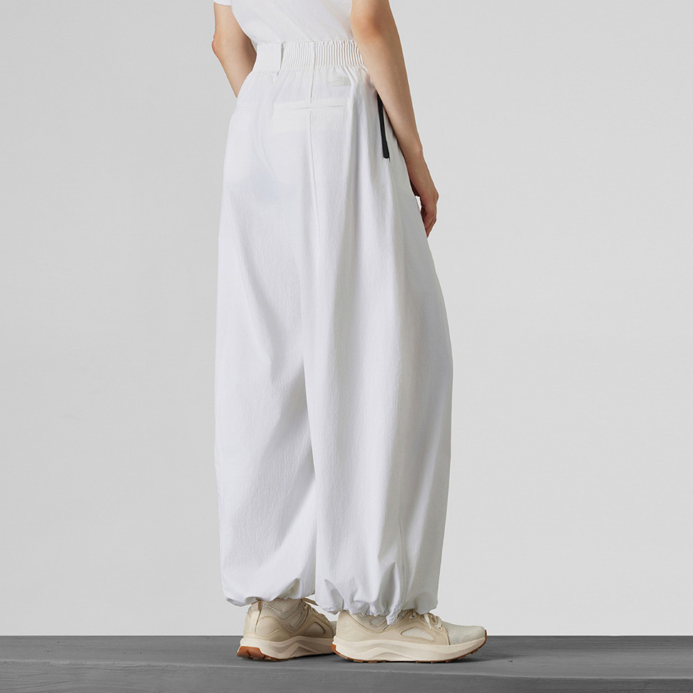 UE女款白色DWR防潑水休閒長褲｜8E6UFN4