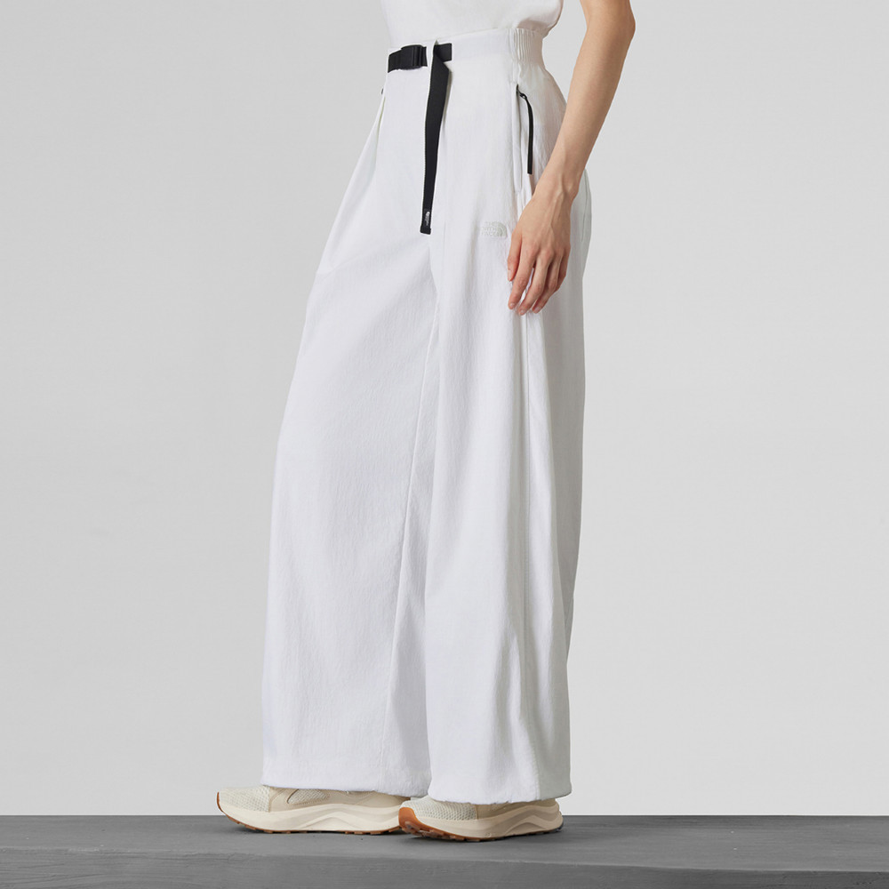 UE女款白色DWR防潑水休閒長褲｜8E6UFN4