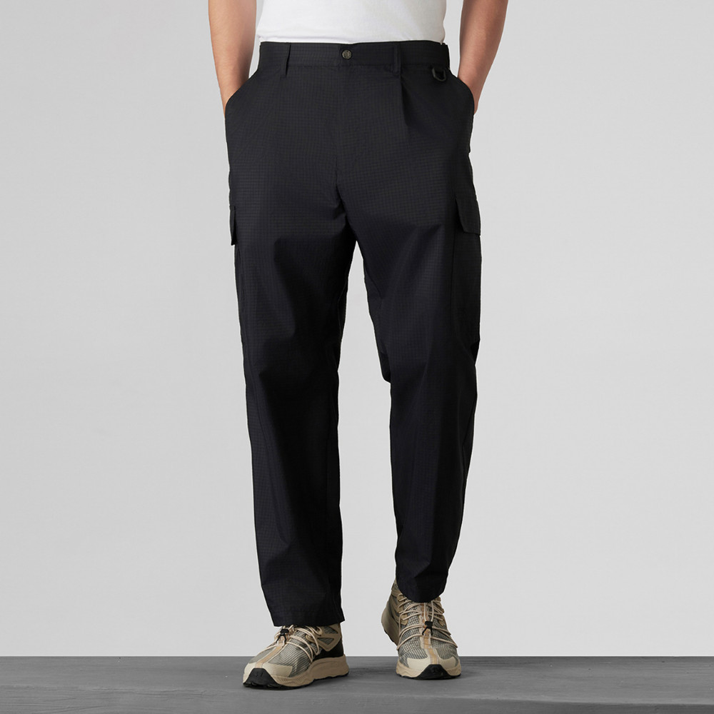 UE男款黑色DWR防潑水休閒長褲｜8E5PJK3