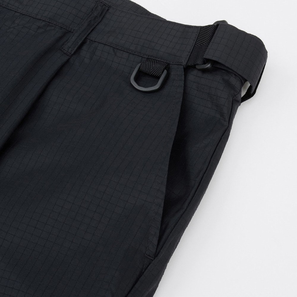 UE男款黑色DWR防潑水休閒長褲｜8E5PJK3