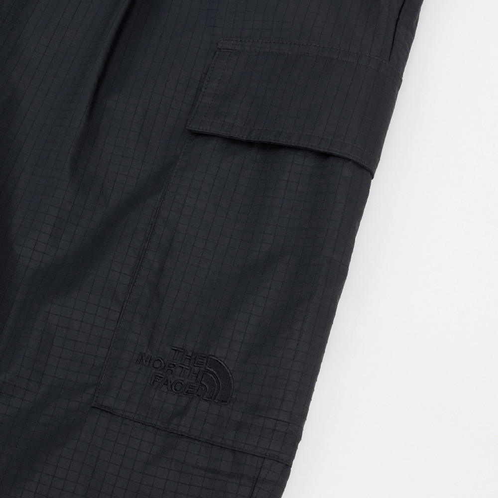 UE男款黑色DWR防潑水休閒長褲｜8E5PJK3