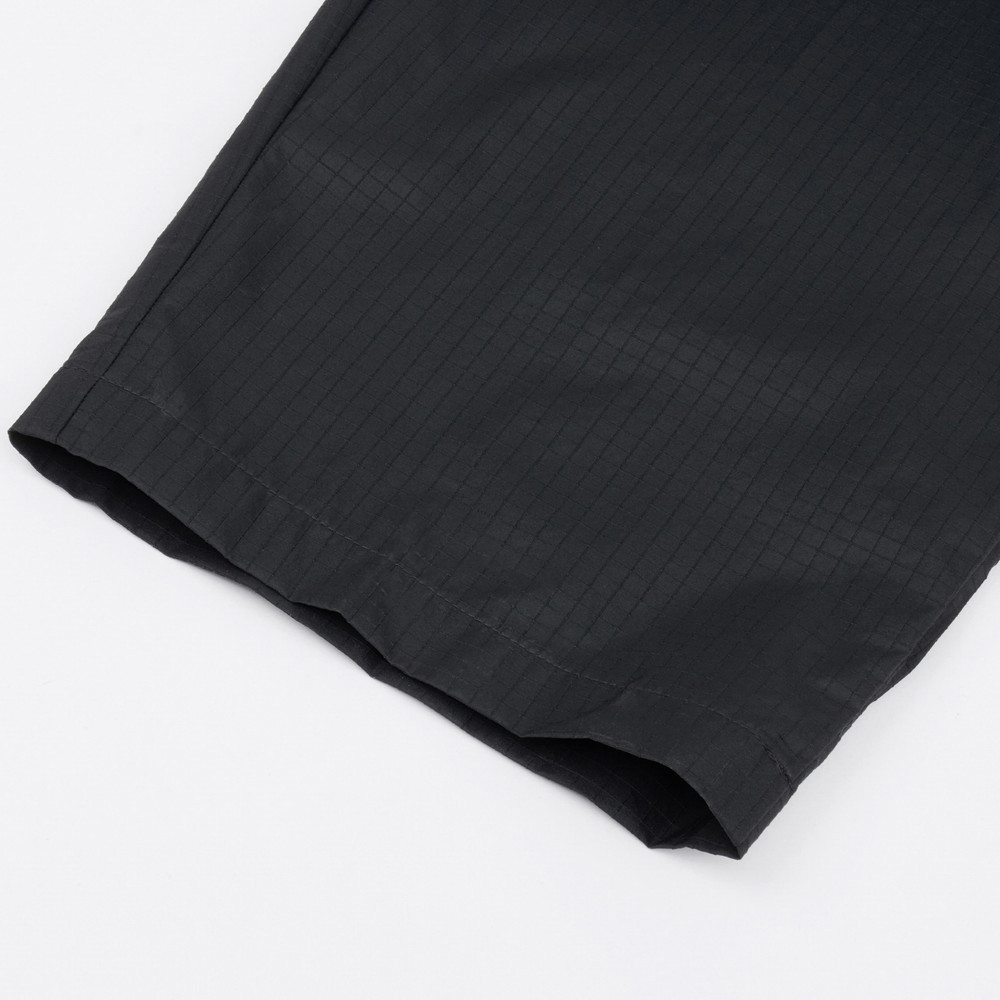 UE男款黑色DWR防潑水休閒長褲｜8E5PJK3