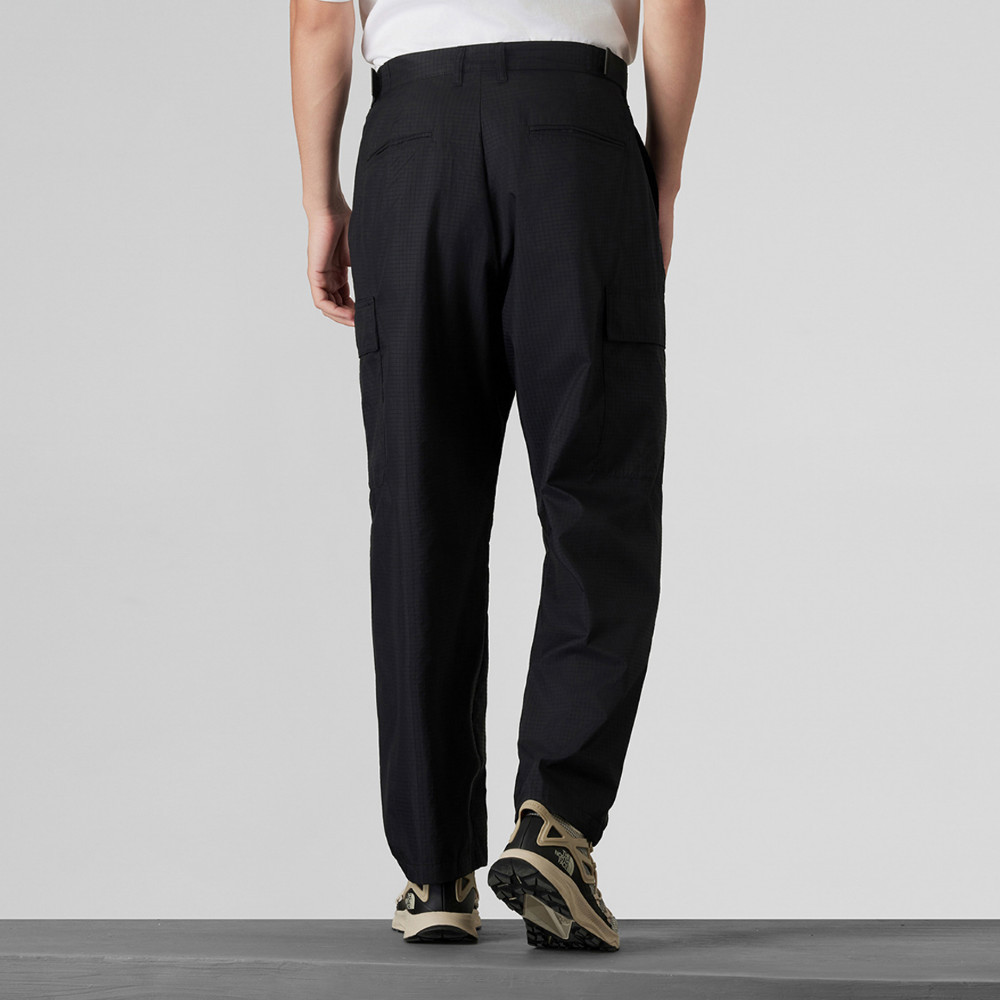 UE男款黑色DWR防潑水休閒長褲｜8E5PJK3