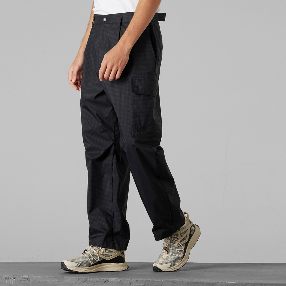 UE男款黑色DWR防潑水休閒長褲｜8E5PJK3