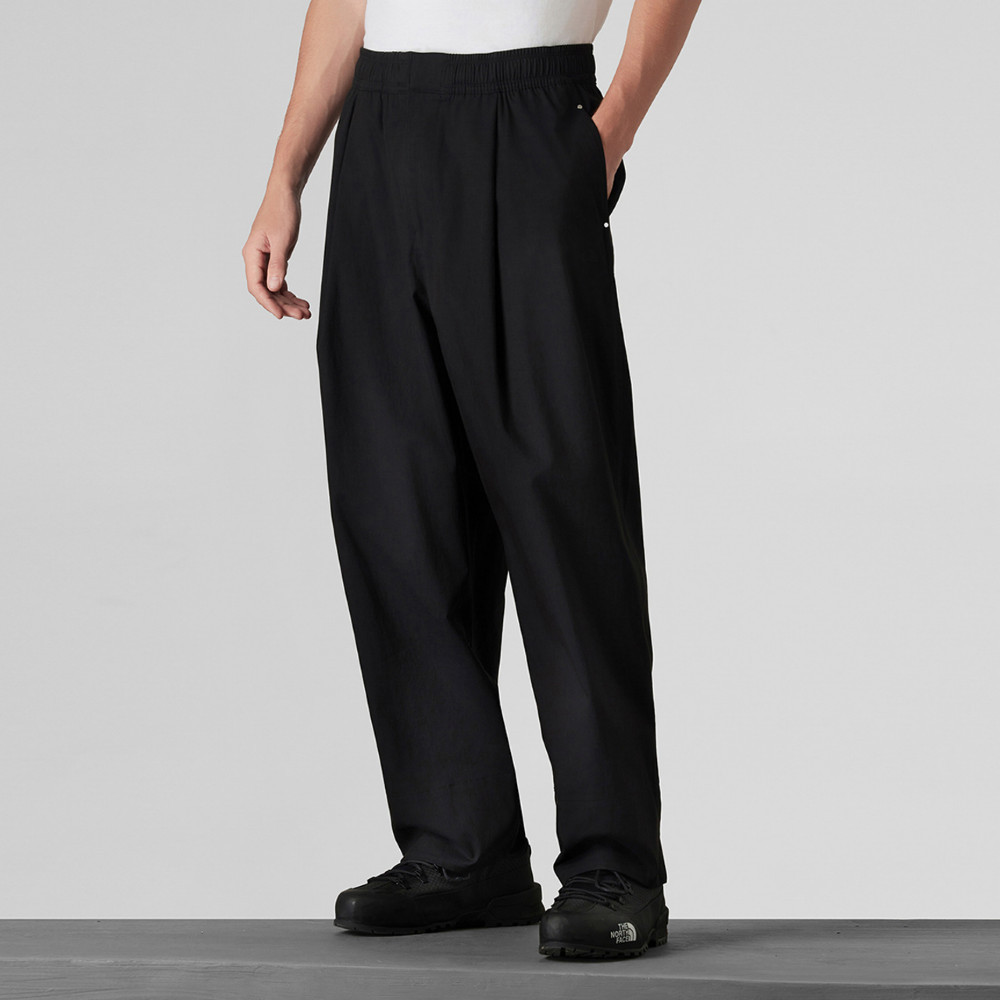 UE男款黑色DWR防潑水休閒長褲｜8E4RJK3