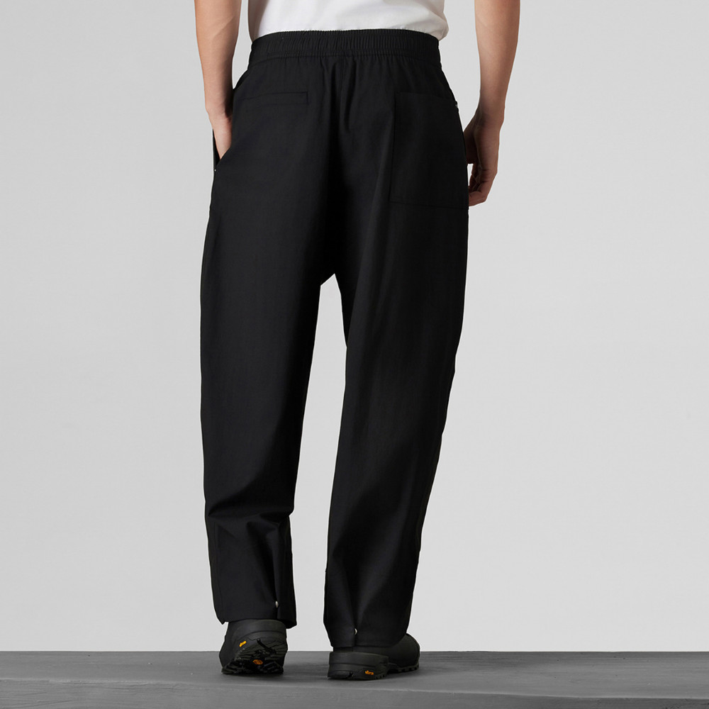 UE男款黑色DWR防潑水休閒長褲｜8E4RJK3