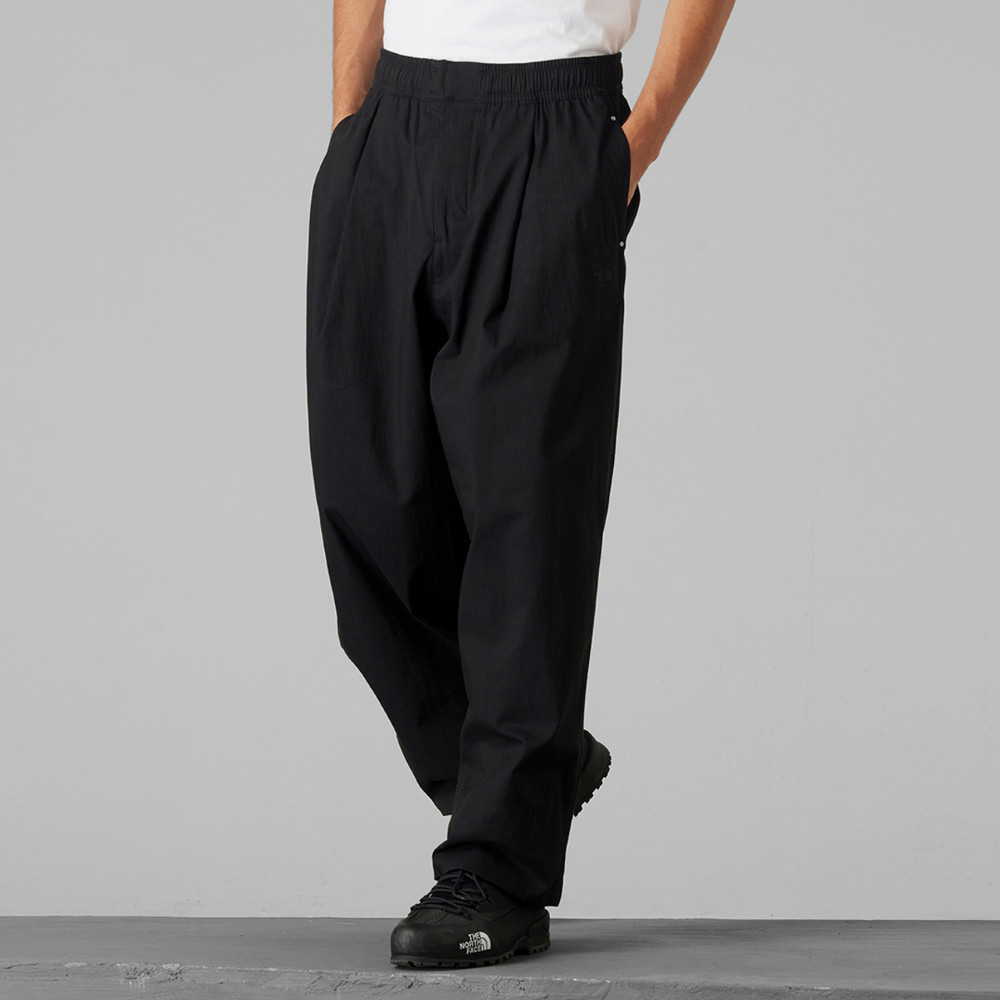 UE男款黑色DWR防潑水休閒長褲｜8E4RJK3