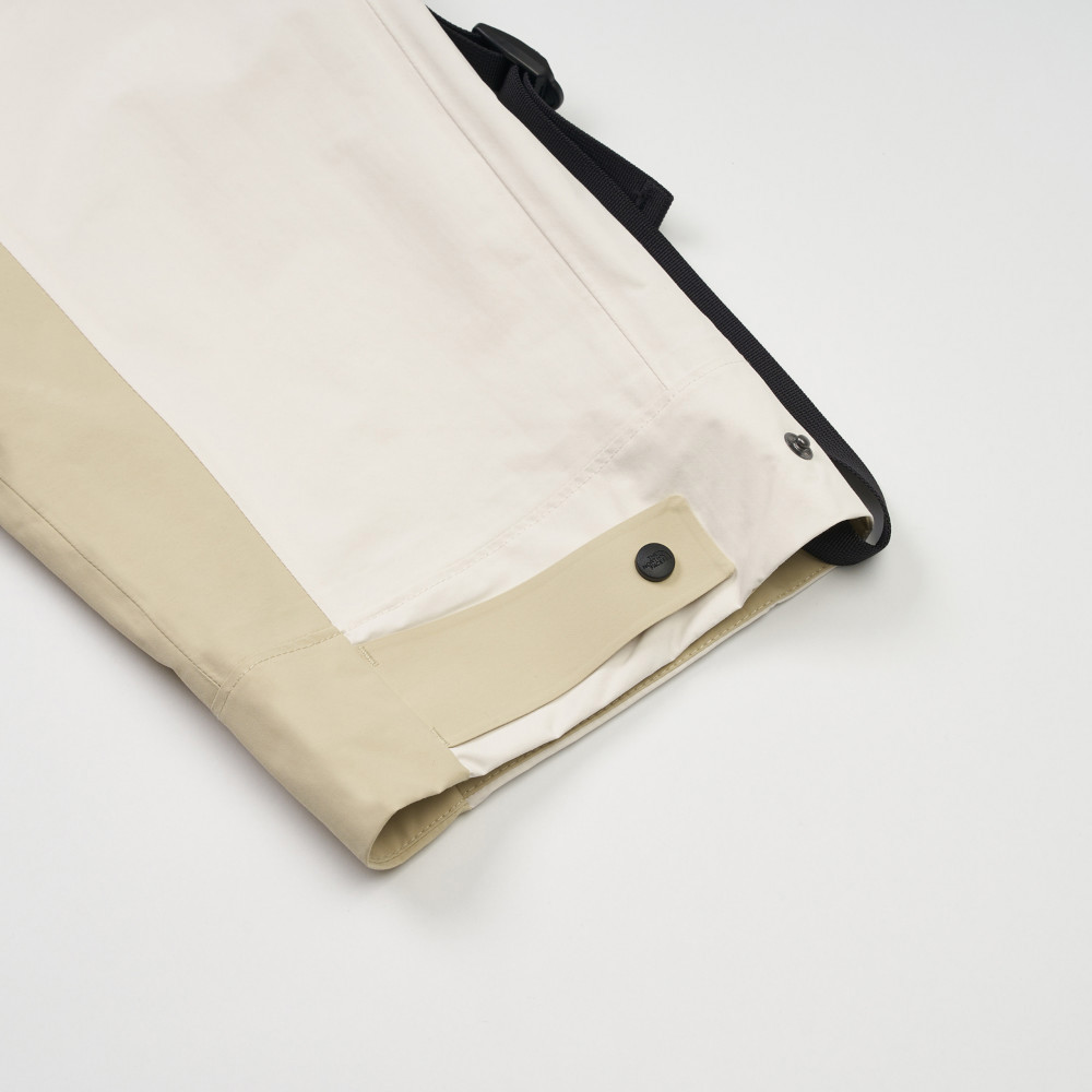 UE女款米白色DRYVENT防水衝鋒衣｜8E78TIU