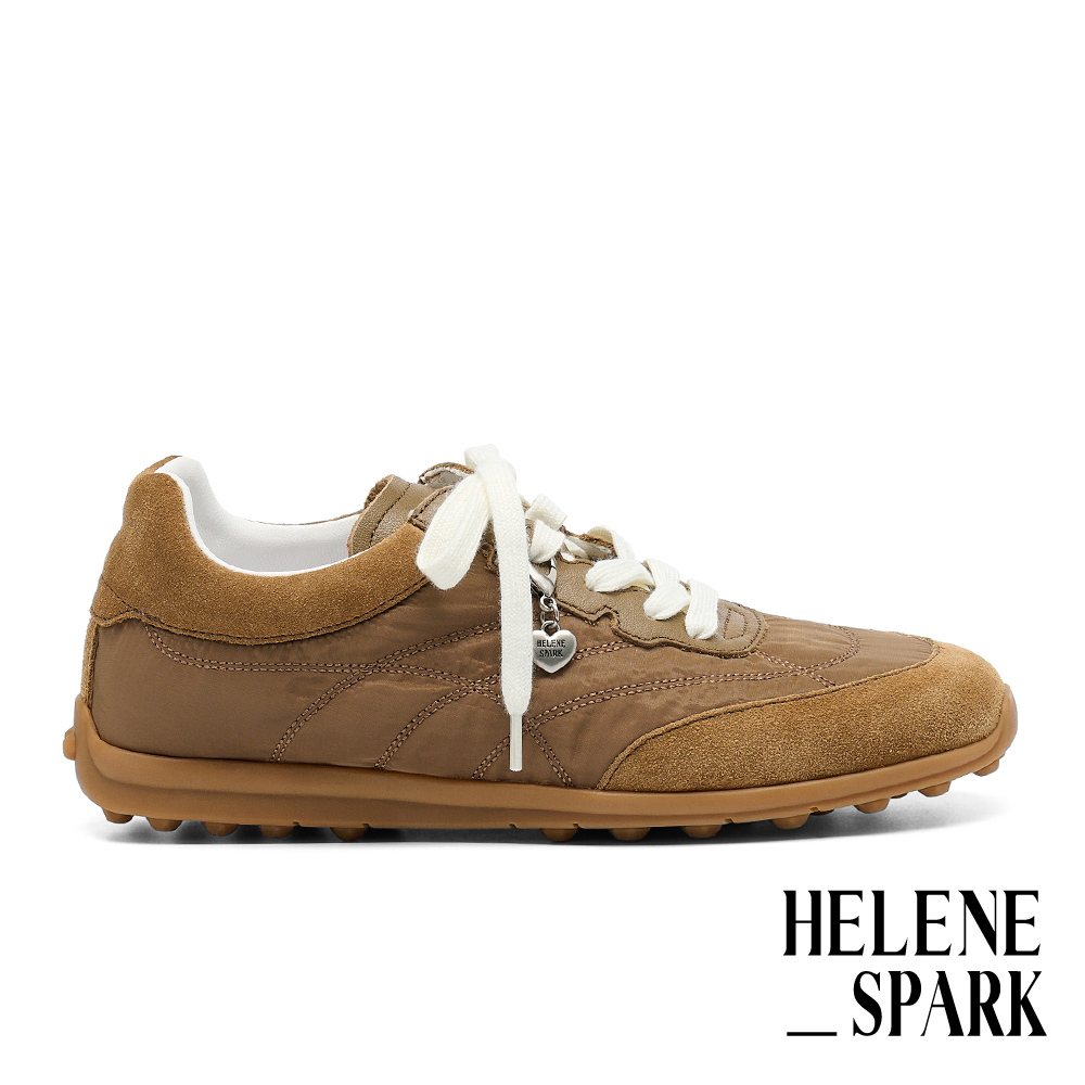 HELENE_SPARK 美式復古LOGO愛心釦異材質綁帶薄底休閒鞋－咖