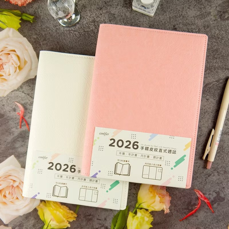 綠的事務conifer 2026年 手鞣皮紋 直式週誌 25K-茉莉白/柔莓粉