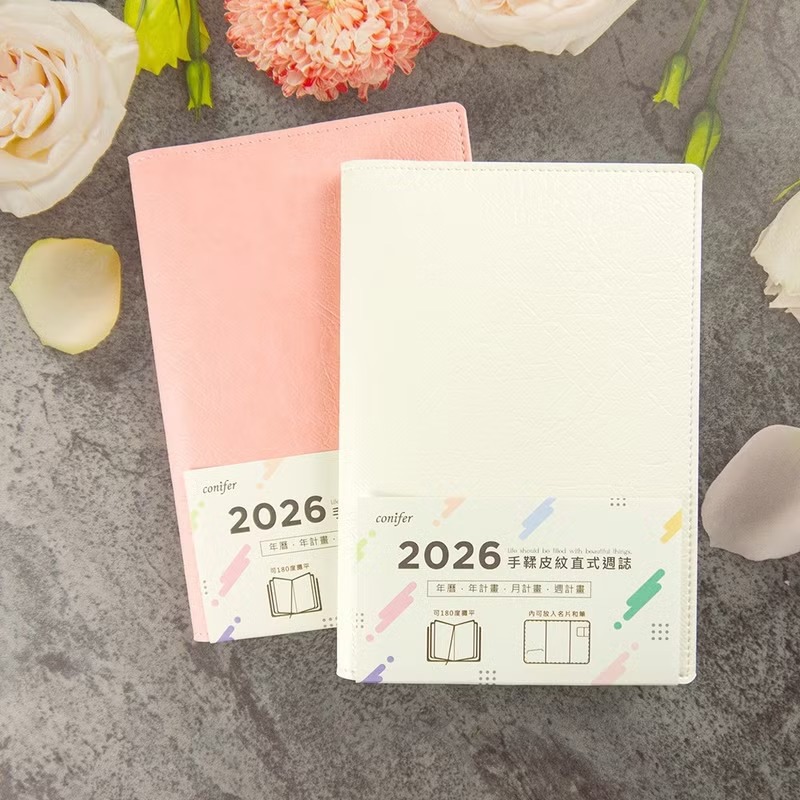 綠的事務conifer 2026年 手鞣皮紋 直式週誌 32K-茉莉白/柔莓粉