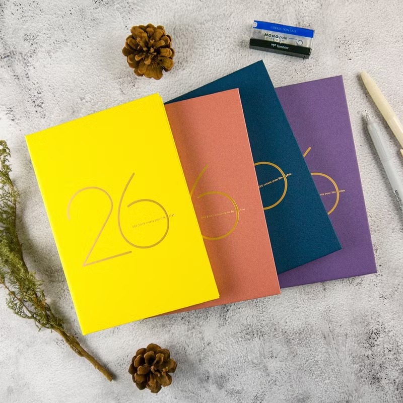 綠的事務conifer 2026年 年旅軟背精裝橫式週誌 32K-暮海藍/曦光黃/夕暮紅/霧光紫