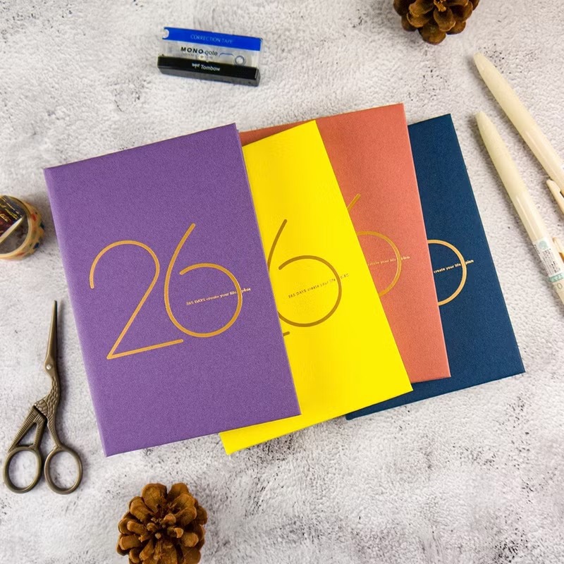 綠的事務conifer 2026年 年旅軟背精裝橫式週誌 50K-暮海藍/曦光黃/夕暮紅/霧光紫