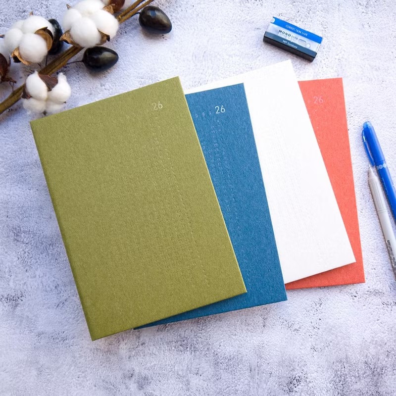 綠的事務conifer 2026年 日日好 軟背精裝方格週誌 25K-遠行/山間/白町/秋光